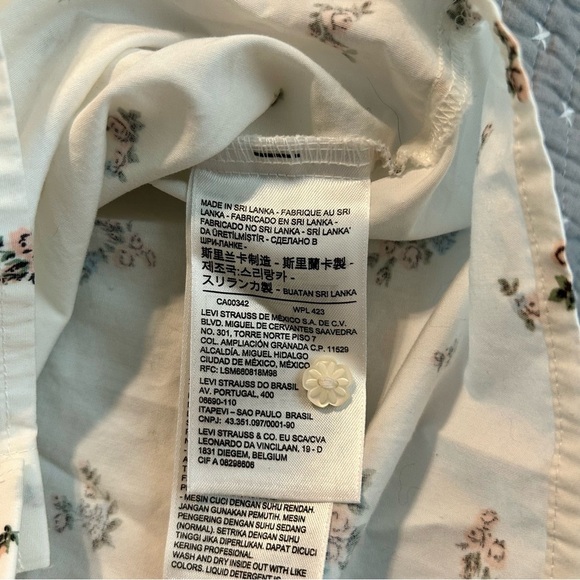 Levi's Women’s Cropped Cotton White Floral Button Top Sz XL - Picture 6 of 7